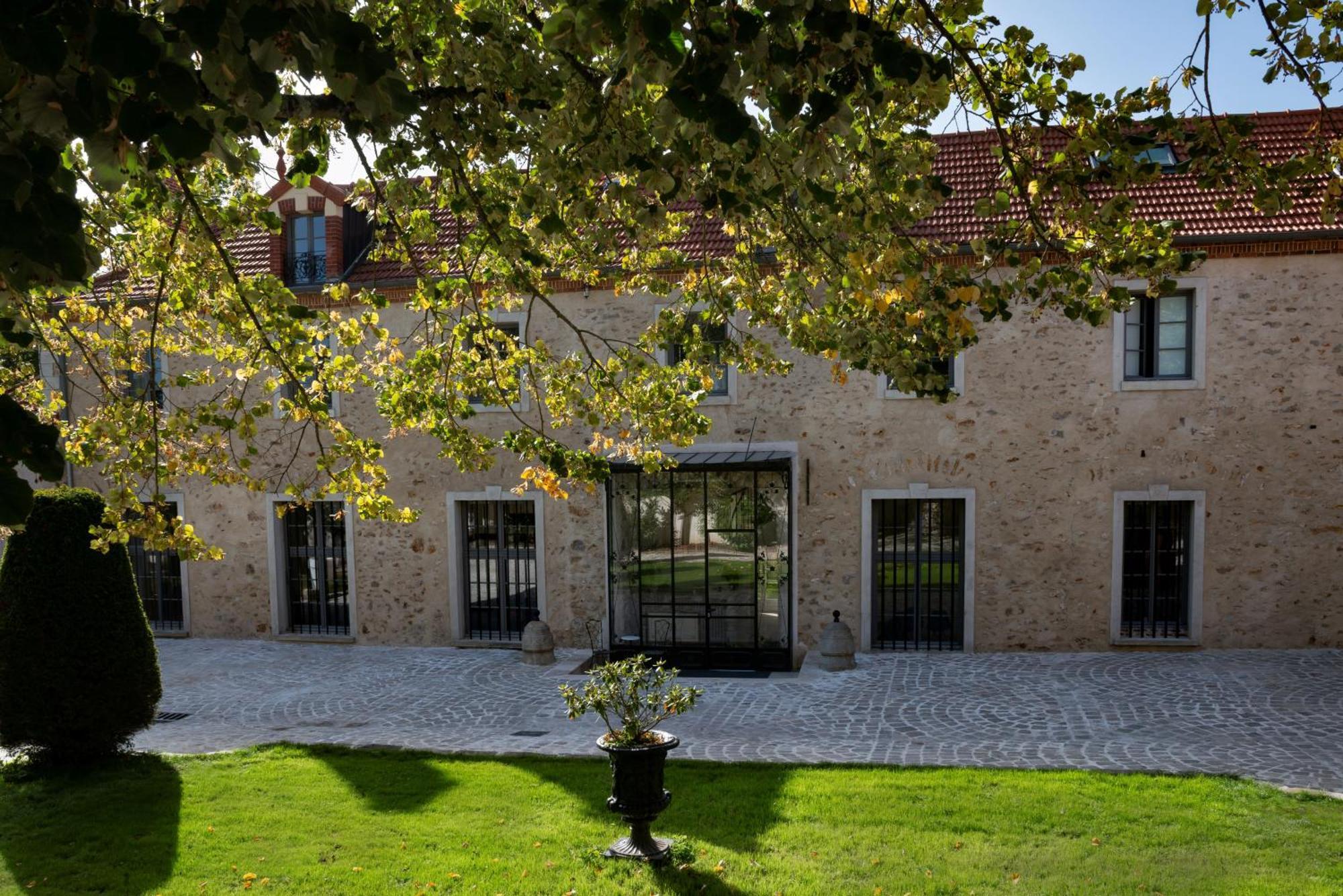 Appartement Loft dans le clocher face au chateau à Bonnelles Extérieur photo